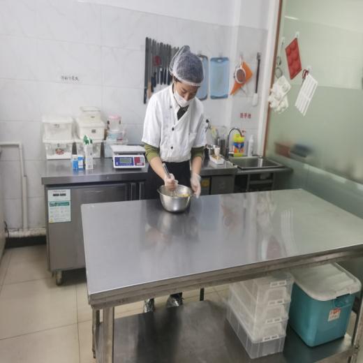 周末覓食避雷指南 新區飯店后廚內幕大揭秘，廚房加工暗藏危機